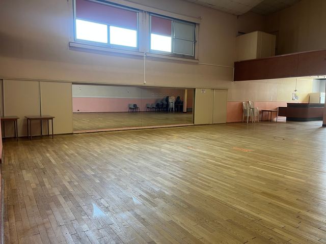 Salle de danse Collier, parquet et miroirs
